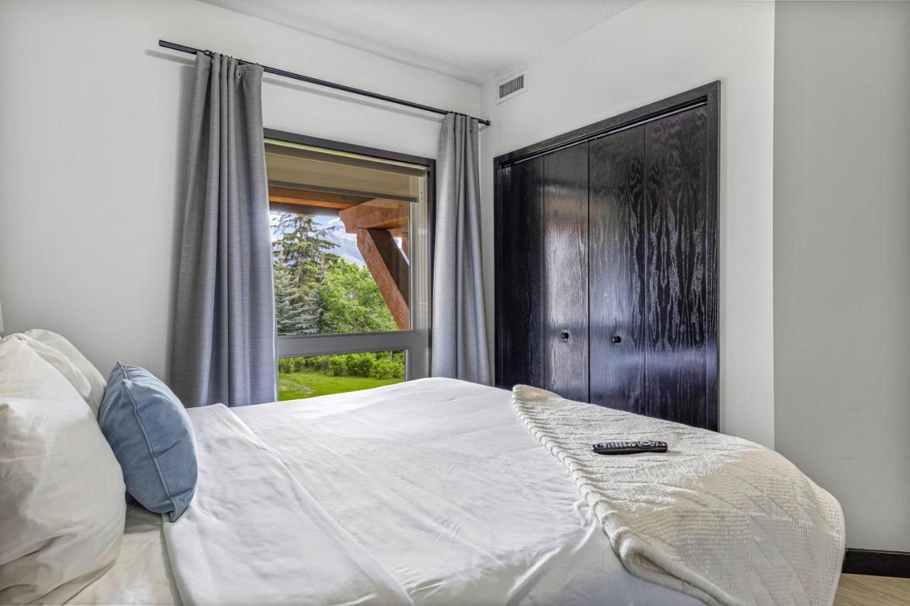Outstanding Mountain Condo Waterslide And Hot Tub Managed By Little Sister Getaways Canmore Exterior photo