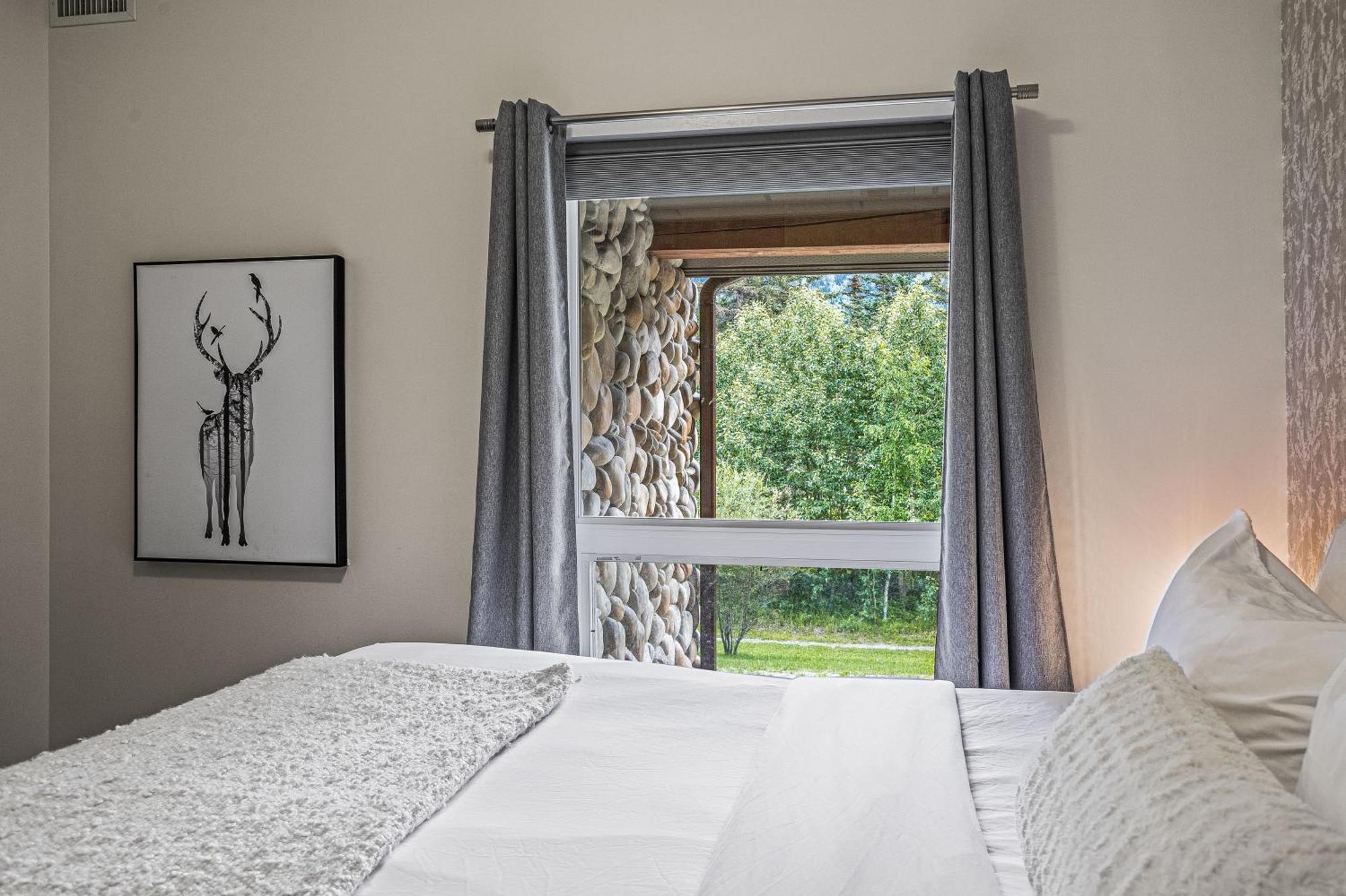 Outstanding Mountain Condo Waterslide And Hot Tub Managed By Little Sister Getaways Canmore Exterior photo
