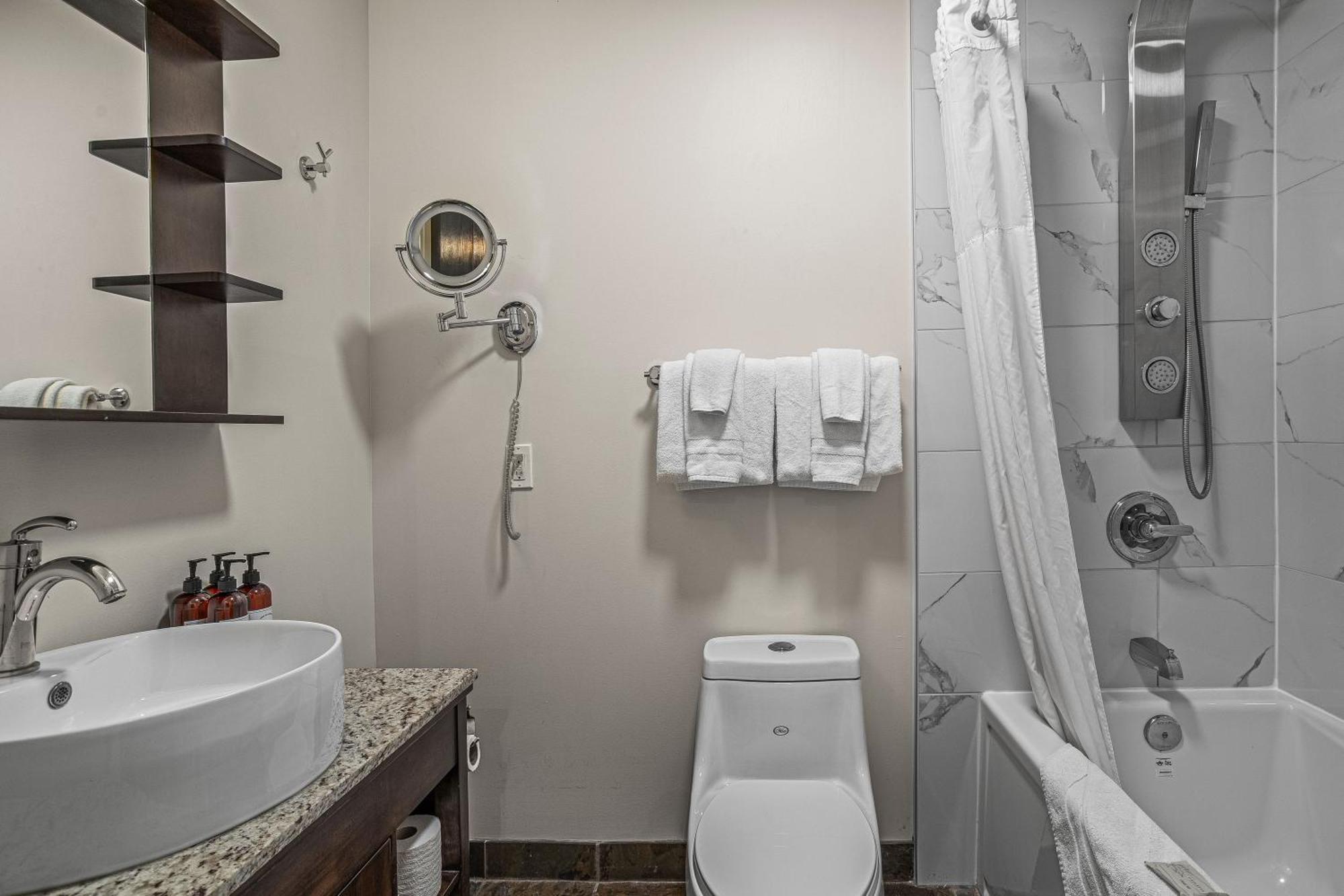 Outstanding Mountain Condo Waterslide And Hot Tub Managed By Little Sister Getaways Canmore Exterior photo