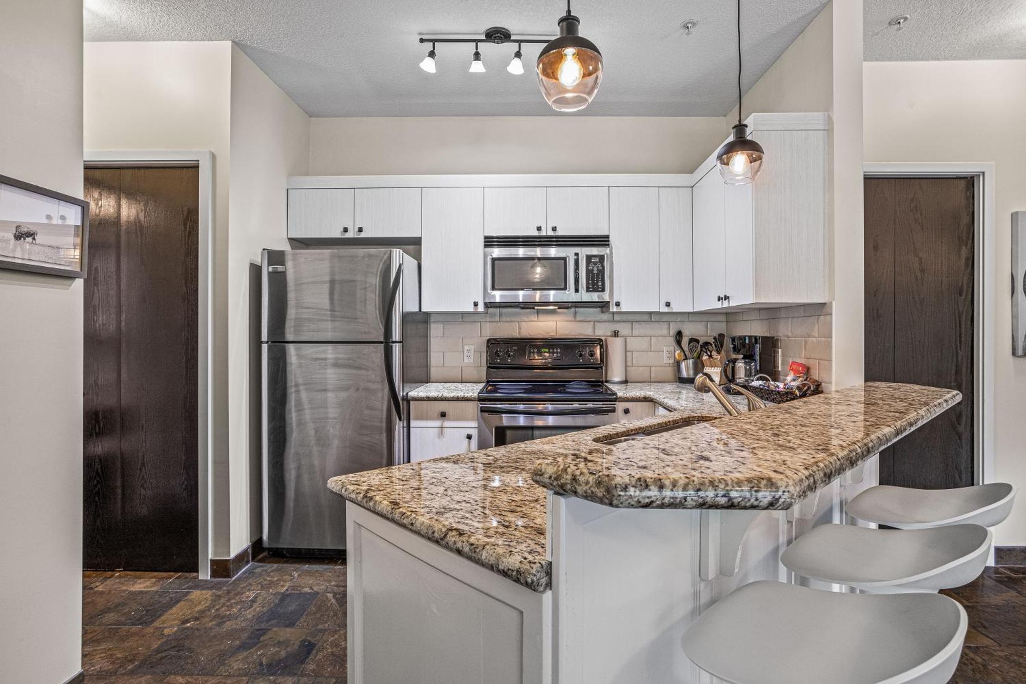 Outstanding Mountain Condo Waterslide And Hot Tub Managed By Little Sister Getaways Canmore Exterior photo