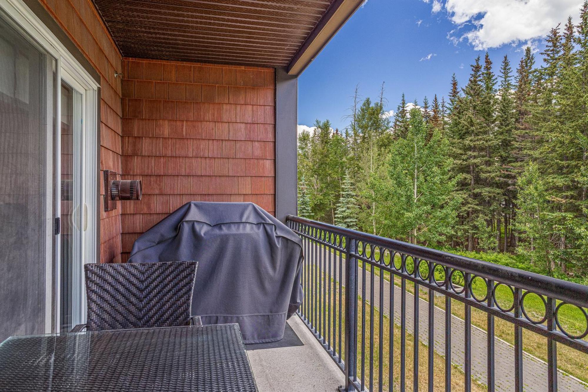 Outstanding Mountain Condo Waterslide And Hot Tub Managed By Little Sister Getaways Canmore Exterior photo