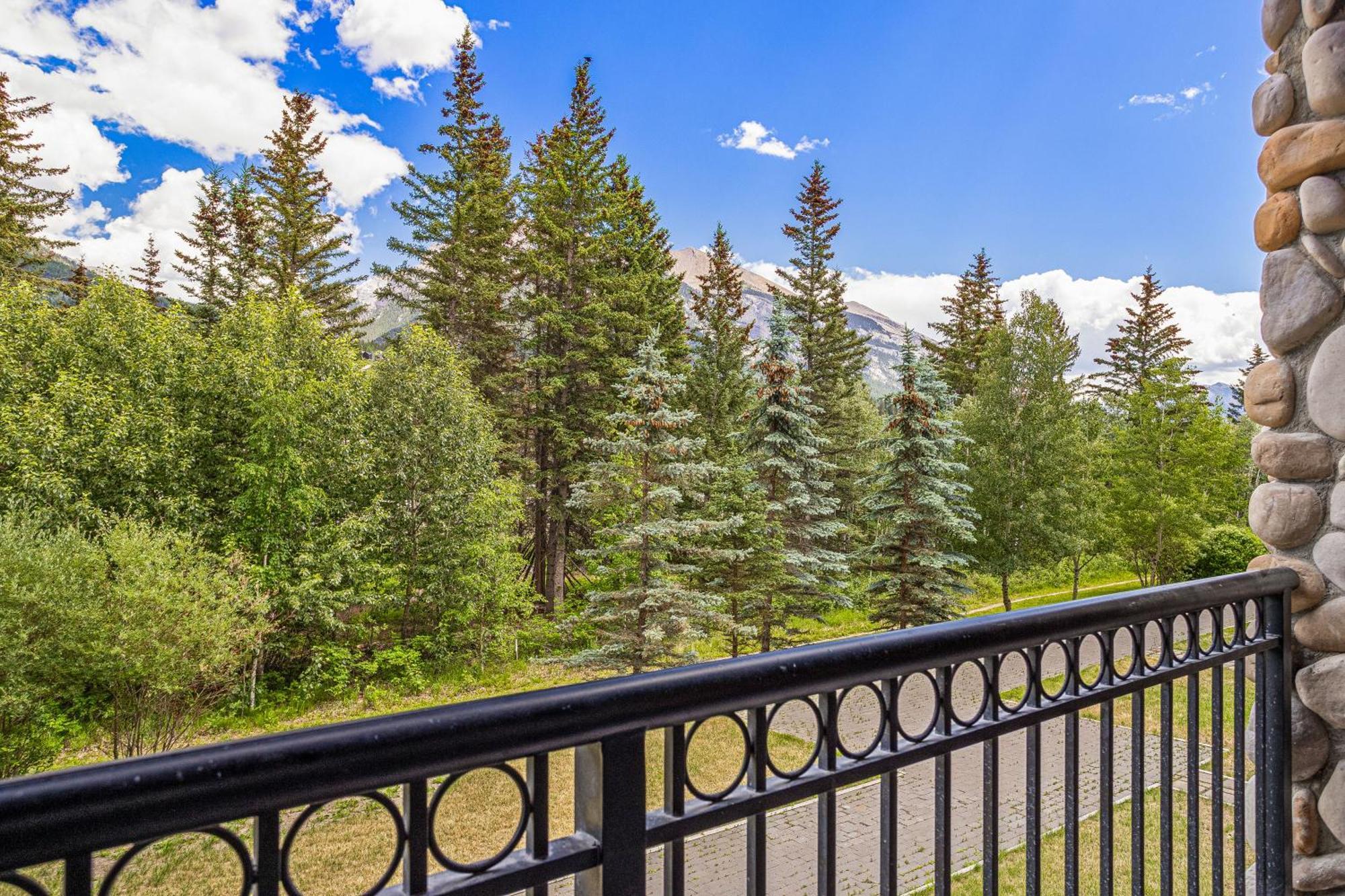 Outstanding Mountain Condo Waterslide And Hot Tub Managed By Little Sister Getaways Canmore Exterior photo