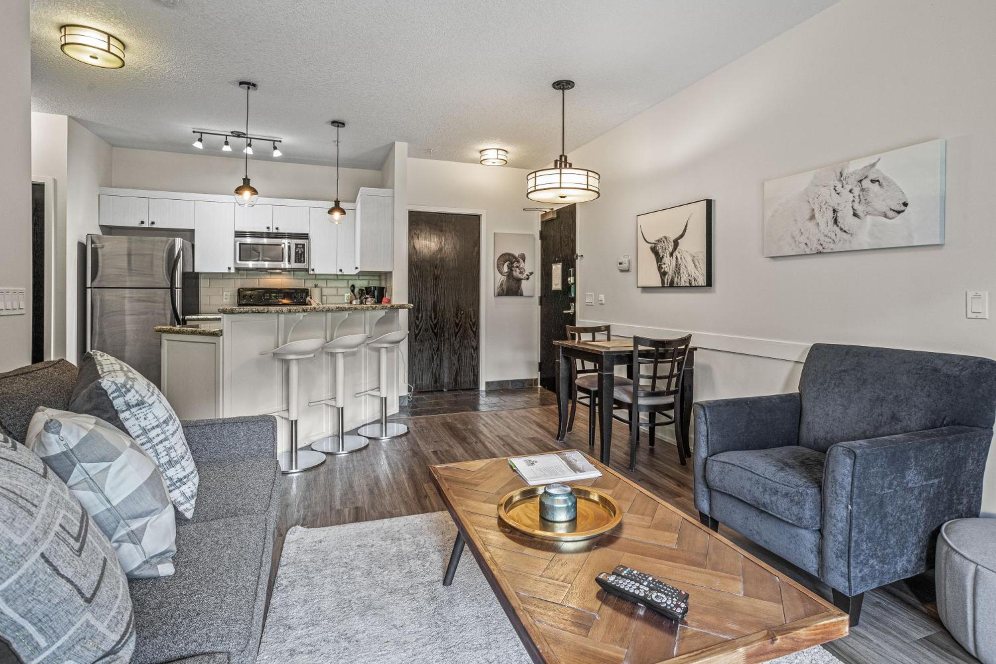 Outstanding Mountain Condo Waterslide And Hot Tub Managed By Little Sister Getaways Canmore Exterior photo