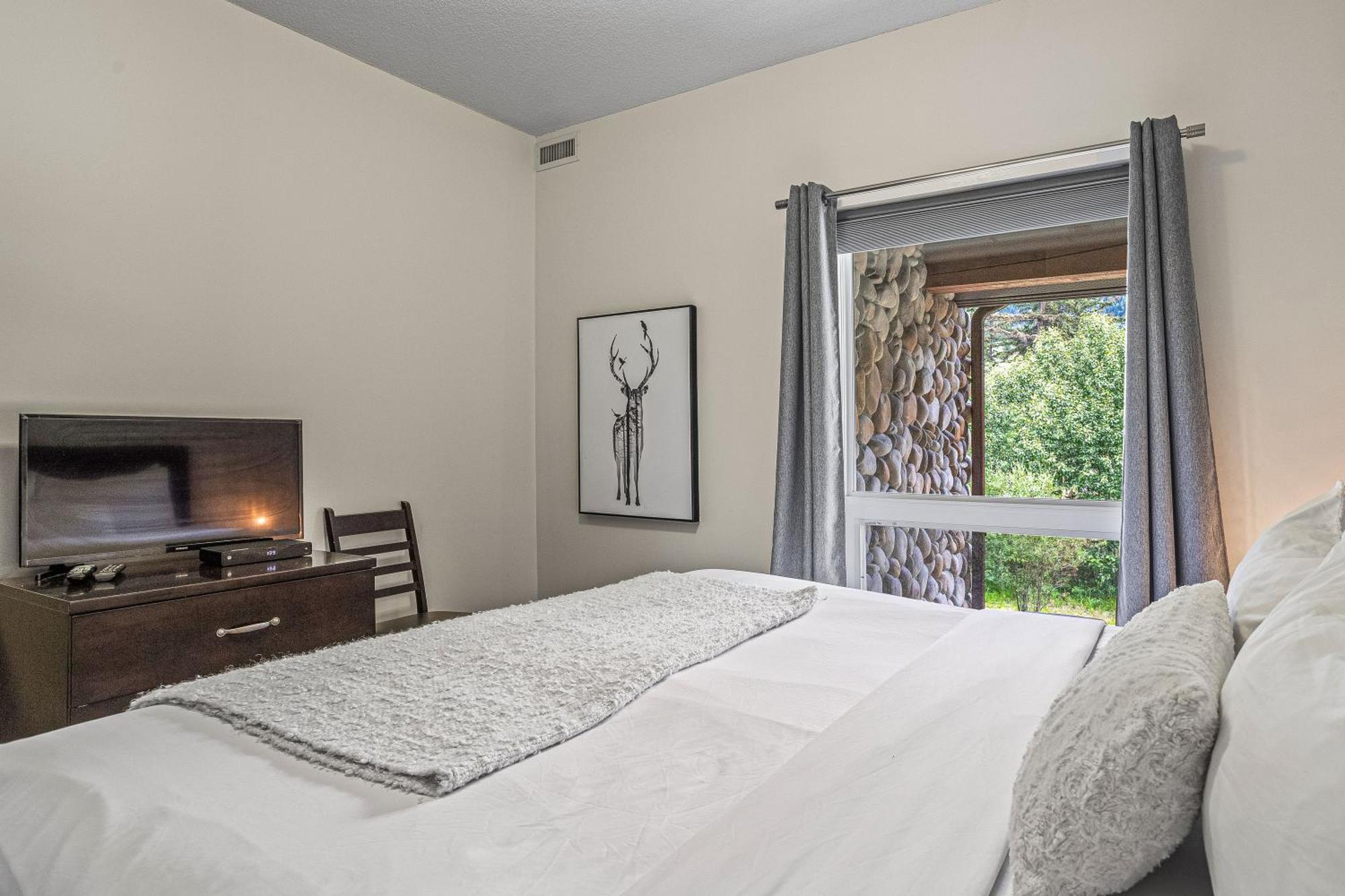 Outstanding Mountain Condo Waterslide And Hot Tub Managed By Little Sister Getaways Canmore Exterior photo
