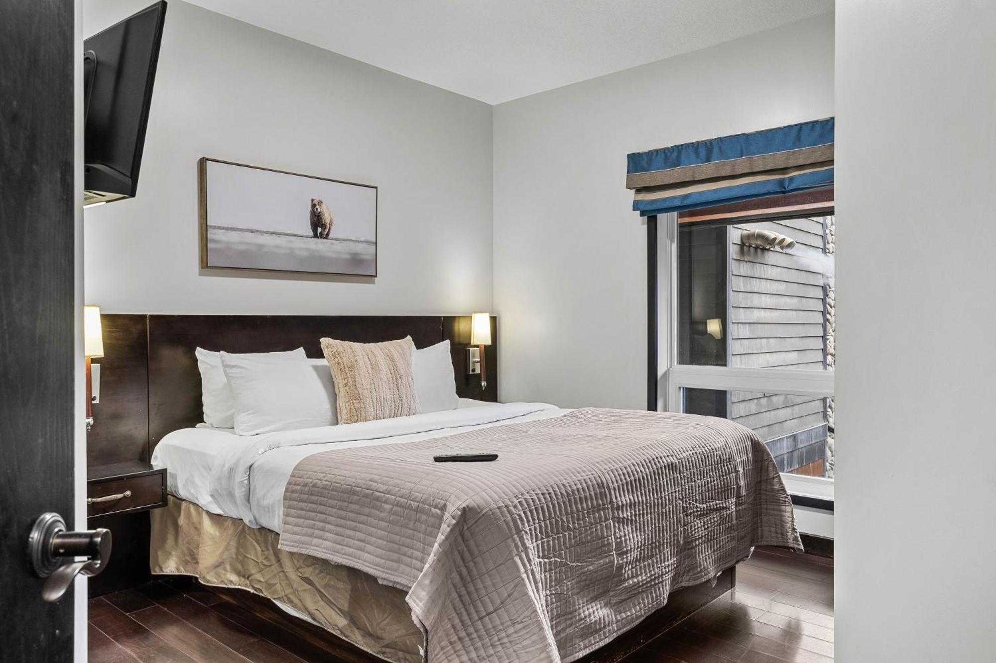 Outstanding Mountain Condo Waterslide And Hot Tub Managed By Little Sister Getaways Canmore Exterior photo