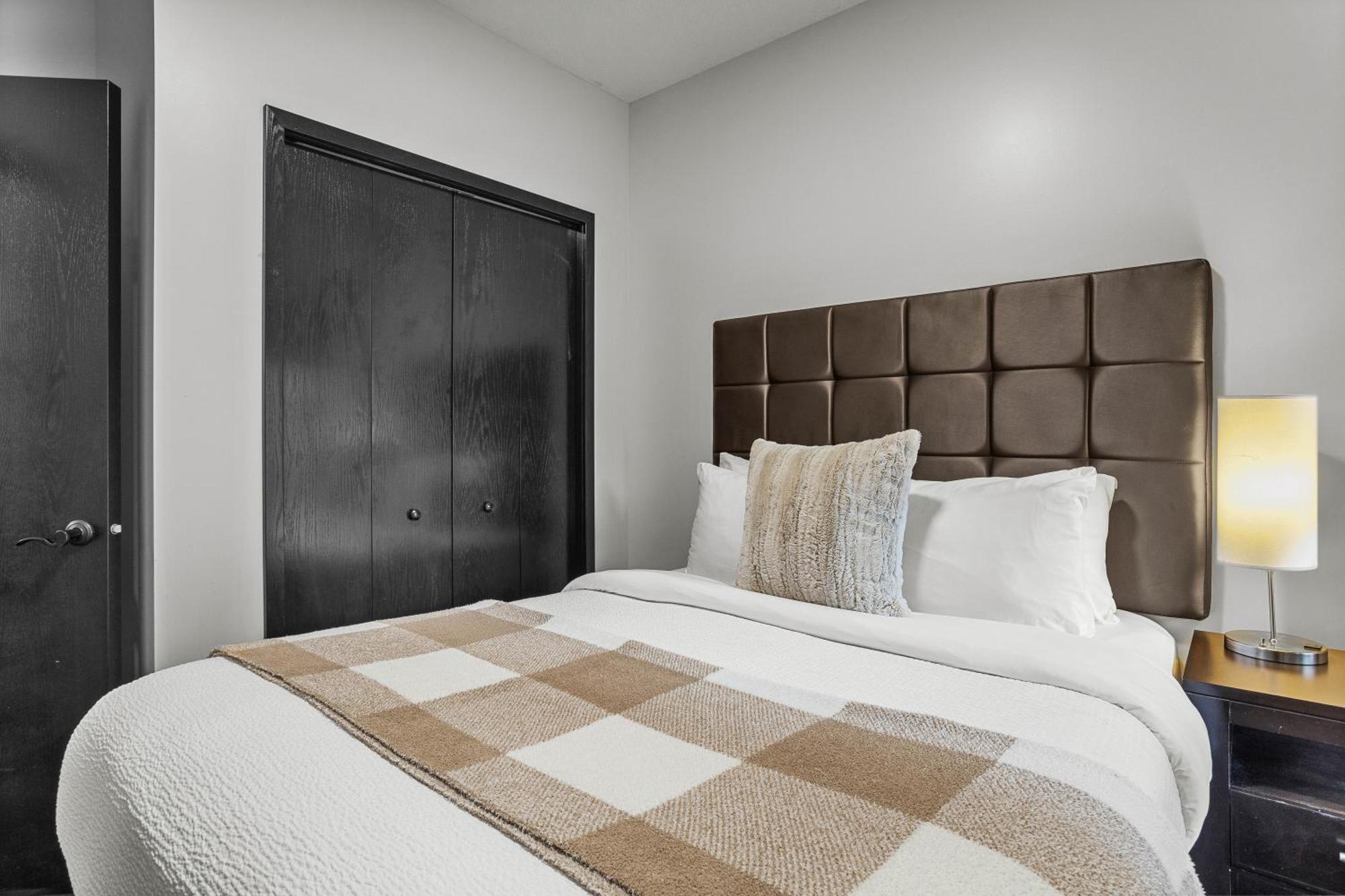 Outstanding Mountain Condo Waterslide And Hot Tub Managed By Little Sister Getaways Canmore Exterior photo
